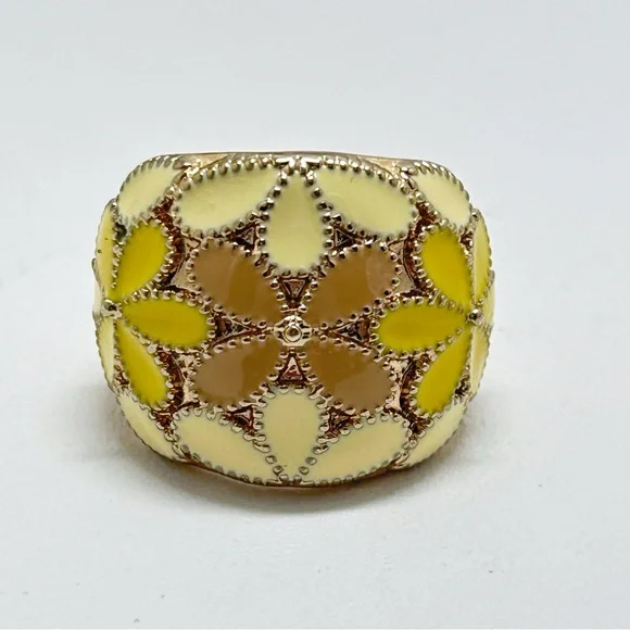 Gold Floral Ring With Yellow, Tan, Cream Enamel, Cloisonné, Size 7, Good Quality - Picture 1 of 4